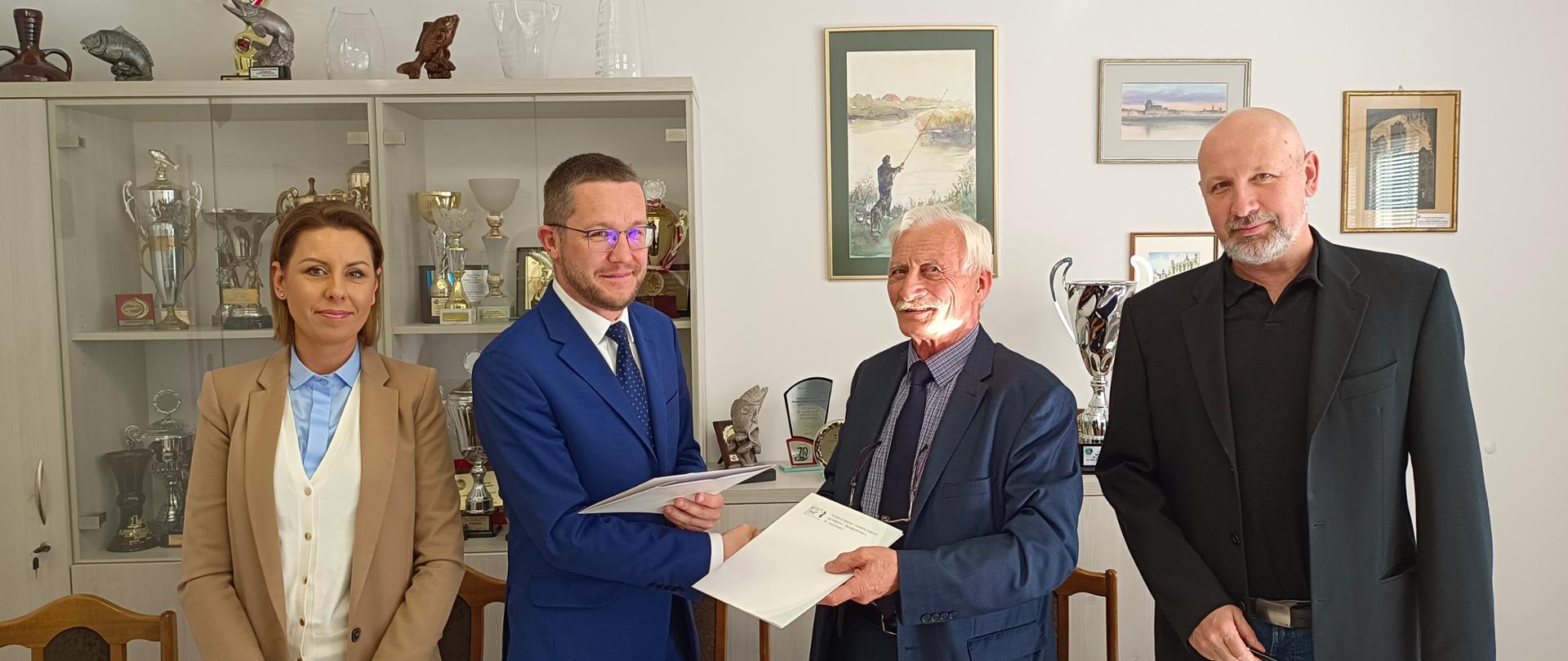 Uścisk dłoni Zastępcy Pomorskiego Wojewódzkiego Inspektora Ochrony Środowiska w Gdańsku Radosława Rzepeckiego oraz Prezesa Zarządu Polskiego Związku Wędkarskiego Okręg w Gdańsku Włodzimierza Szarafin po podpisaniu porozumienia.