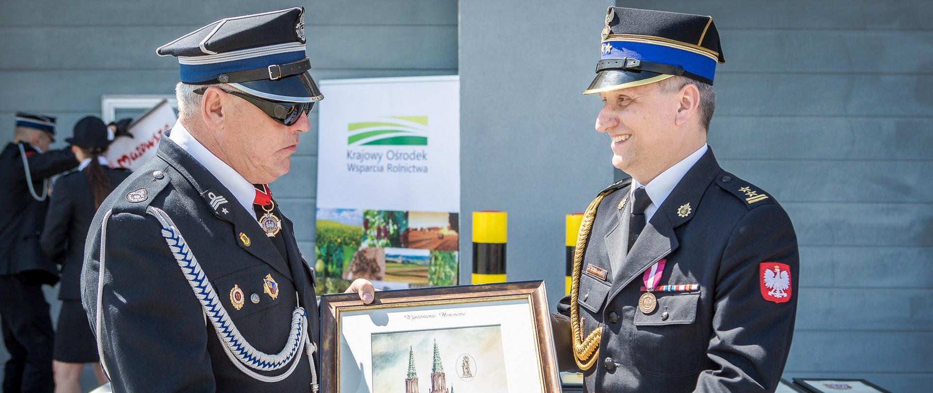 Uroczystość 120-lecia istnienia Ochotniczej Straży Pożarnej „Cukrownia” w Sokołowie Podlaskim. - na zdjęciu Zastępca Mazowieckiego Komendanta Wojewódzkiego PSP bryg. Waldemar Wysowski z okazji 120-lecia Ochotniczej Straży Pożarnej „Cukrownia” w Sokołowie Podlaskim wręczył Prezesowi OSP pamiątkowy obraz przedstawiający Katedrę św. Michała Archanioła i św. Floriana w Warszawie nazywaną „Świątynią mazowieckich strażaków”. 