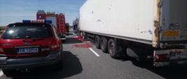 Wypadek z udziałem 3 samochodów ciężarowych na autostradzie A4 - zdjęcie przedstawia samochody ciężarowe biorące udział w zdarzeniu. Po lewej stronie ustawione są samochody straży pożarnej.