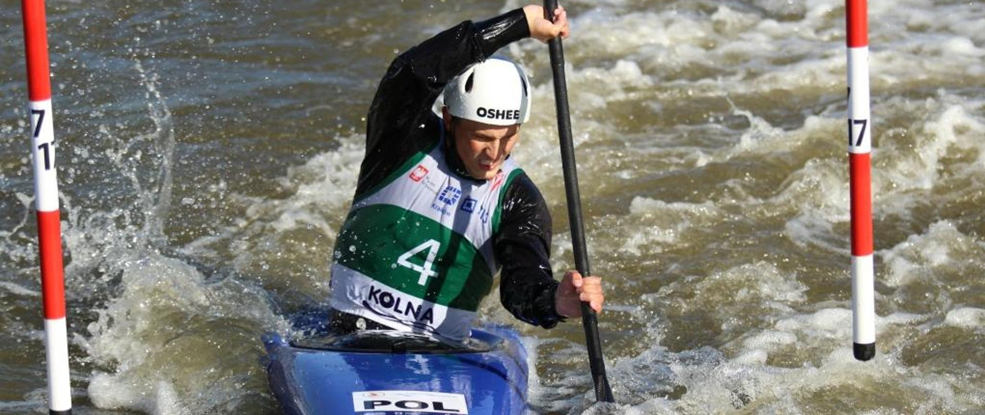 Zawodnik płynie kajakiem