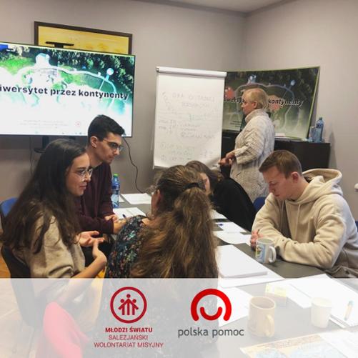 Młodzi ludzie siedzą przy stole i pracują