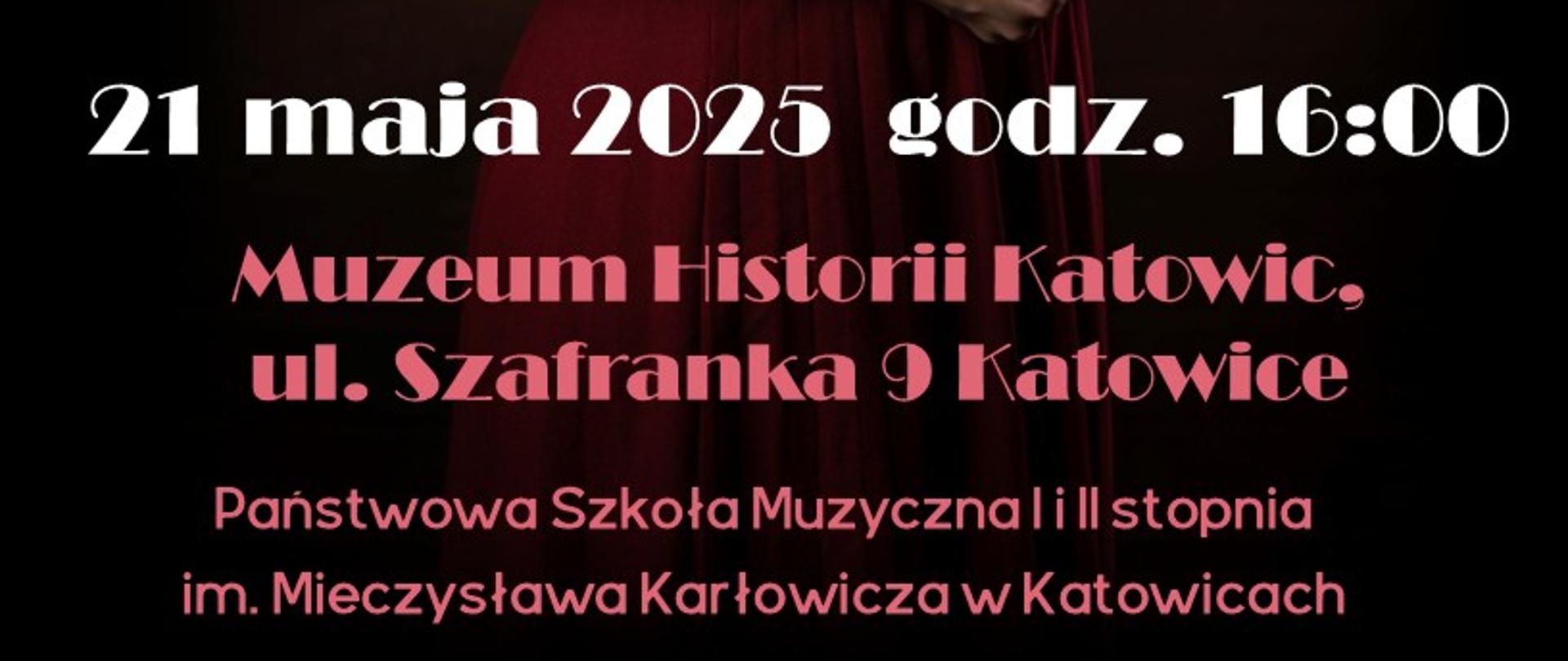 Plakat anonsuje recital dyplomowy Anny Podsiadło. Na górze plakatu, ukośnie, widnieje napis "Recital dyplomowy". Poniżej, większą, ozdobną czcionką wypisane jest imię i nazwisko artystki: "Anny Podsiadło".
Po lewej stronie znajdują się informacje "Z KLASY ŚPIEWU" oraz "SOLOWEGO", a pod nimi "PROF. AGATY KOBIERSKIEJ". Po prawej stronie widnieje "PRZY FORTEPIANIE" oraz "DR MARCIN MOGIŁA".
Na środku plakatu znajduje się portret młodej kobiety z ciemnymi, długimi włosami, ubranej w bordową sukienkę. Kobieta uśmiecha się i patrzy w kierunku widza. Ma na nosie okulary w jasnych oprawkach i widoczny aparat ortodontyczny. Jej ręce są złożone przed nią.
W dolnej części plakatu, na ciemnym tle, umieszczone są informacje o wydarzeniu. Dużą, czerwoną czcionką napisano "21 maja 2025 godz. 16:00". Poniżej, również czerwoną czcionką, znajduje się adres: "Muzeum Historii Katowic, ul. Szafranka 9 Katowice".
Na samym dole plakatu, mniejszą, białą czcionką wypisana jest nazwa instytucji: "Państwowa Szkoła Muzyczna I i II stopnia im. Mieczysława Karłowicza w Katowicach".