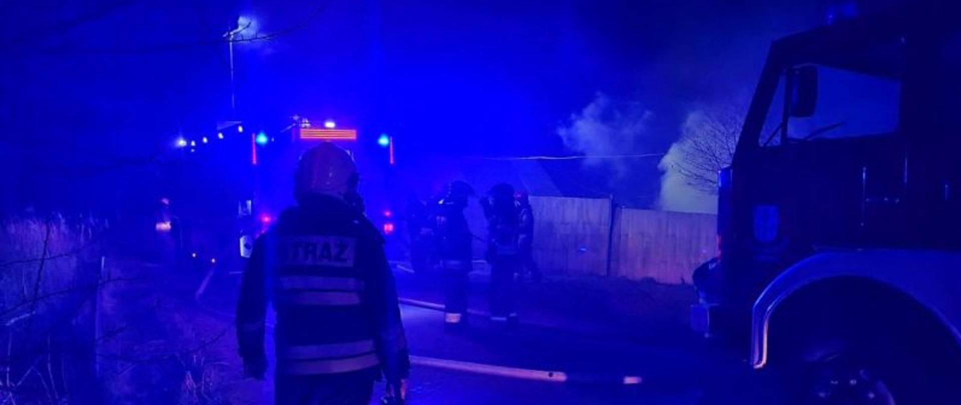 Zdjęcie przedstawia działania PSP na pożarze.