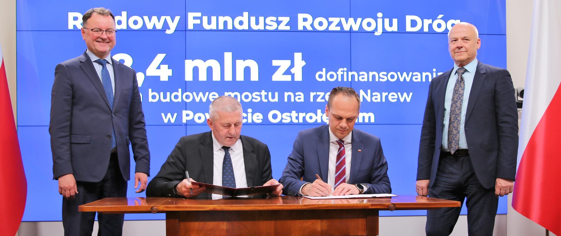 Wiceminister infrastruktury Rafał Weber podpisał umowę o dofinansowanie z Rządowego Funduszu Rozwoju Dróg kwotą 98,4 mln zł budowy mostu na Narwi w Teodorowie