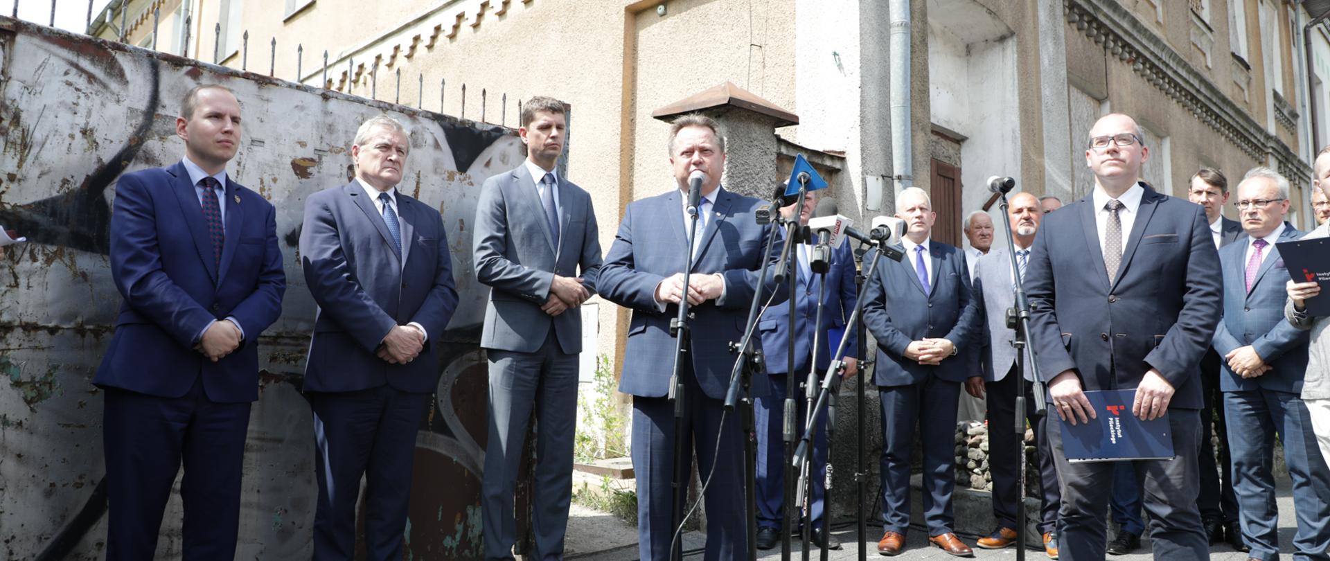 Ludzie stojący przed budynkiem