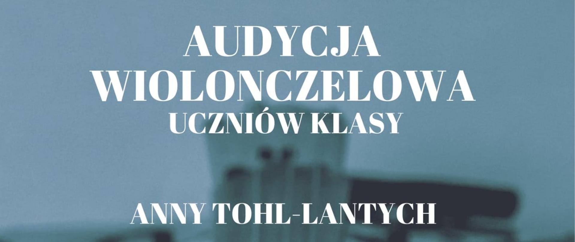 Plakat utrzymany jest w stonowanej, chłodnej kolorystyce – dominuje niebiesko-zielone tło z lekkim efektem rozmycia. Na pierwszym planie widoczny jest fragment wiolonczeli: wyraźnie zaznaczony strunnik, struny oraz podstrunnica, które prowadzą wzrok pionowo przez środek kompozycji. W tle, lekko rozmyty, znajduje się korpus instrumentu, co nadaje grafice głębi i spokojnego, eleganckiego charakteru.
Całość ma minimalistyczny i klasyczny styl. Tekst rozmieszczony jest centralnie, w kontrastującym jasnym kolorze (biały i jasny beż), z wykorzystaniem eleganckiej, szeryfowej czcionki. U góry i na dole plakatu znajdują się poziome pasy w ciepłym, beżowym odcieniu, które równoważą chłodne tło i porządkują kompozycję. Układ jest symetryczny i czytelny, z wyraźną hierarchią informacji, a duże odstępy między liniami tekstu podkreślają estetykę i przejrzystość projektu.