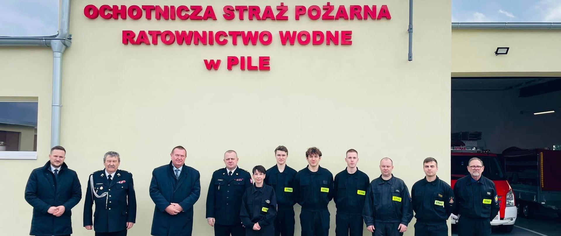 Jest to wspólne zdjęcia posła, druhów OSP oraz Komendanta Powiatowego w Pile pod remizą OSP Piła.