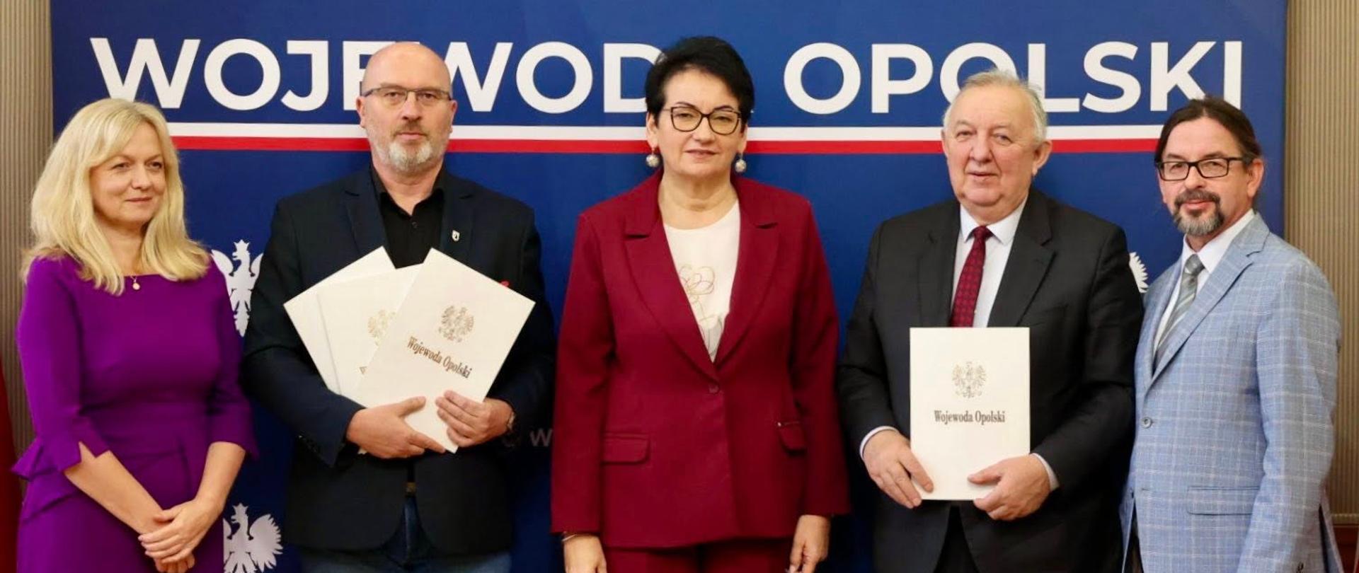 Na zdjęciu znajdują się Wojewoda Opolski, Pani Monika Jurek z przedstawicielami jednostek samorządu terytorialnego z Głuchołaz oraz Głubczyc.