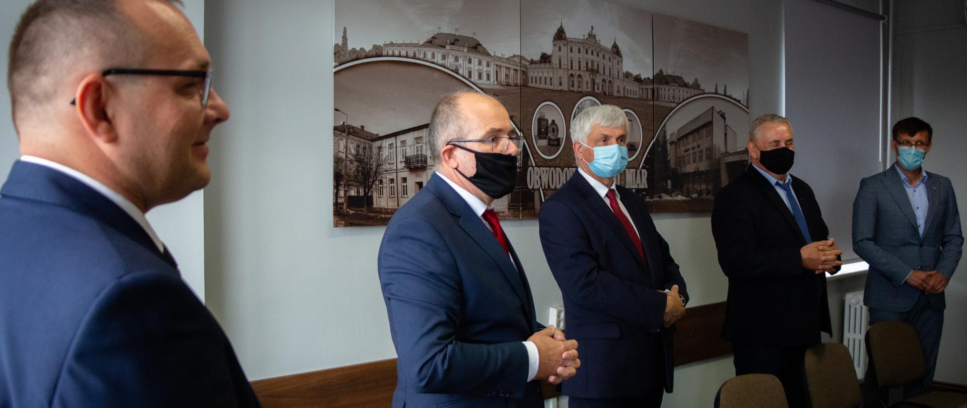 Dyrektor Okręgowego Urzędu Miar w Białymstoku z Krzyżem Zasługi