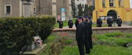 Strzeliński strażacy pod pomnikiem św. Floriana 