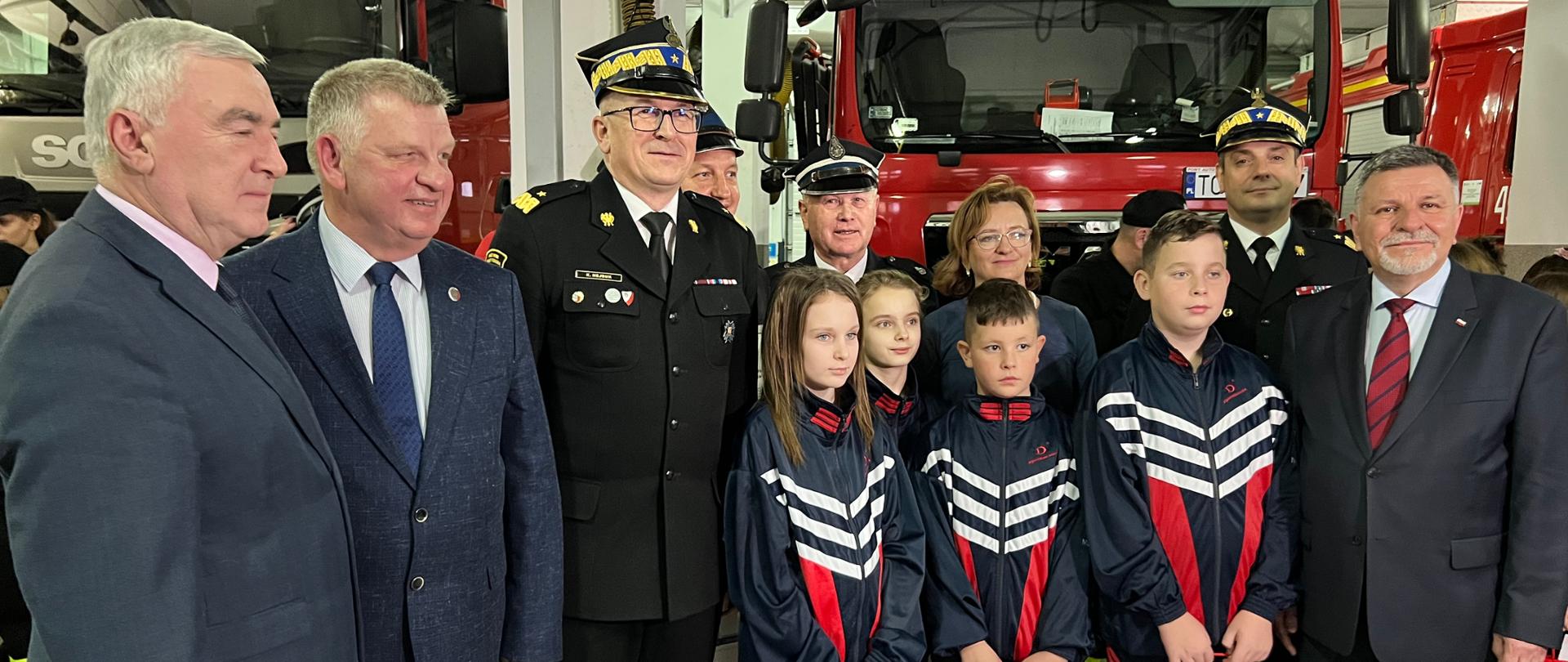 Zastępca Komendanta Głównego PSP wraz z uczestnikami uroczystości