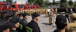 Widok ogólny. Zbiórka strażaków na odprawie i konferencji prasowej w Krakowie.