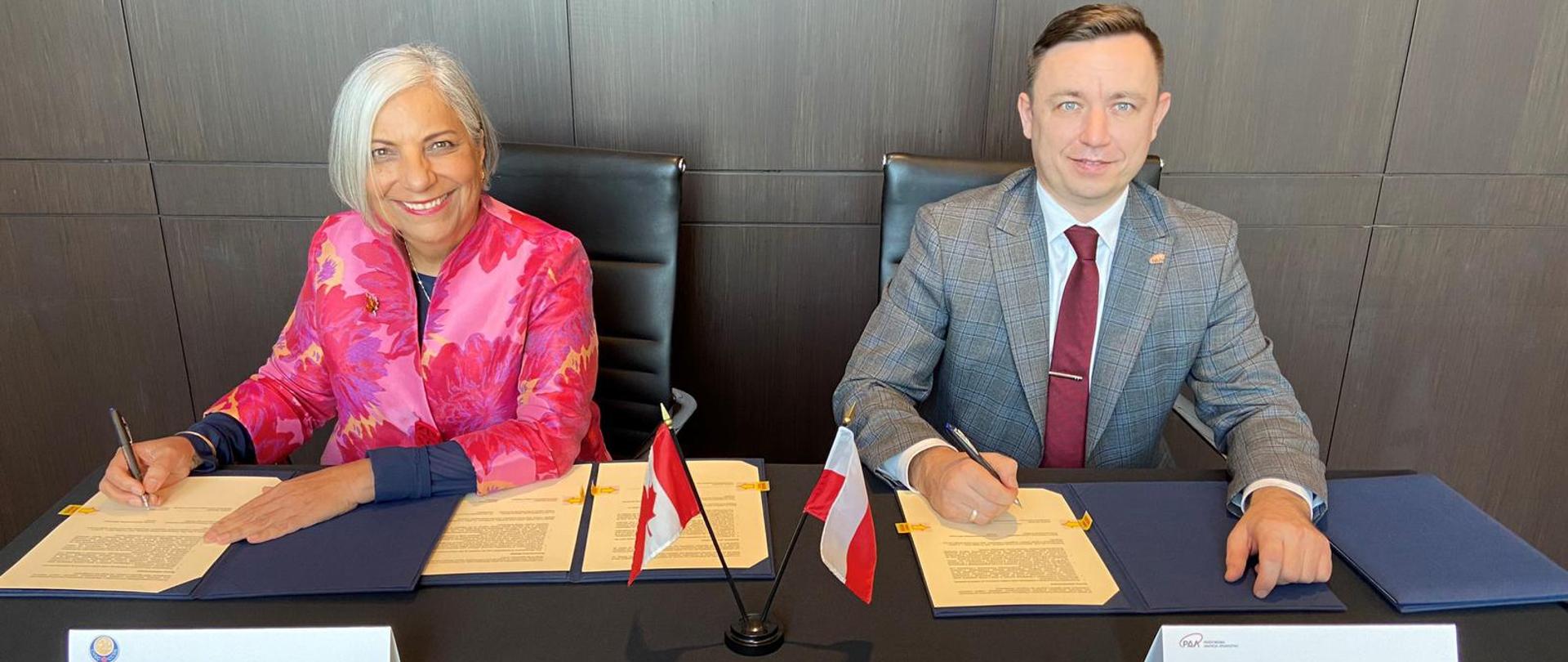 The agreement on further cooperation between Poland and Canada in the field of nuclear safety was signed by Andrzej Głowacki, acting President of the PAA (right), and Rumina Velshi, Chairwoman of the Canadian Nuclear Safety Commission (left)