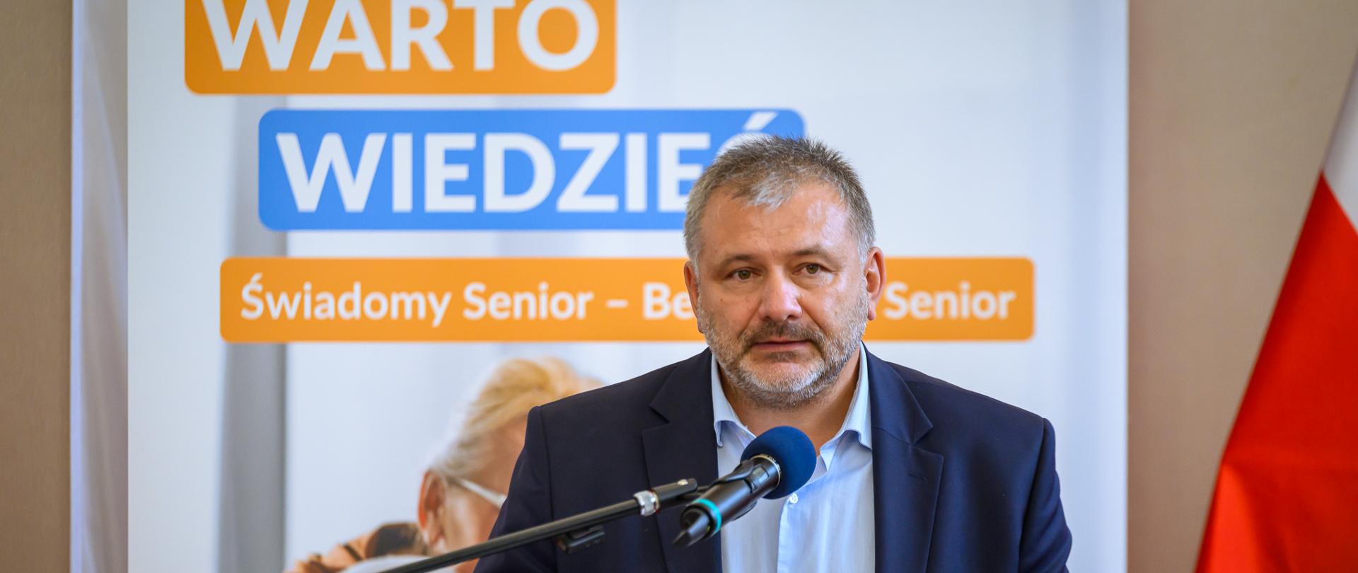 Zdjęcie przedstawia ministra Waldemara Żurka podczas przemówienia
