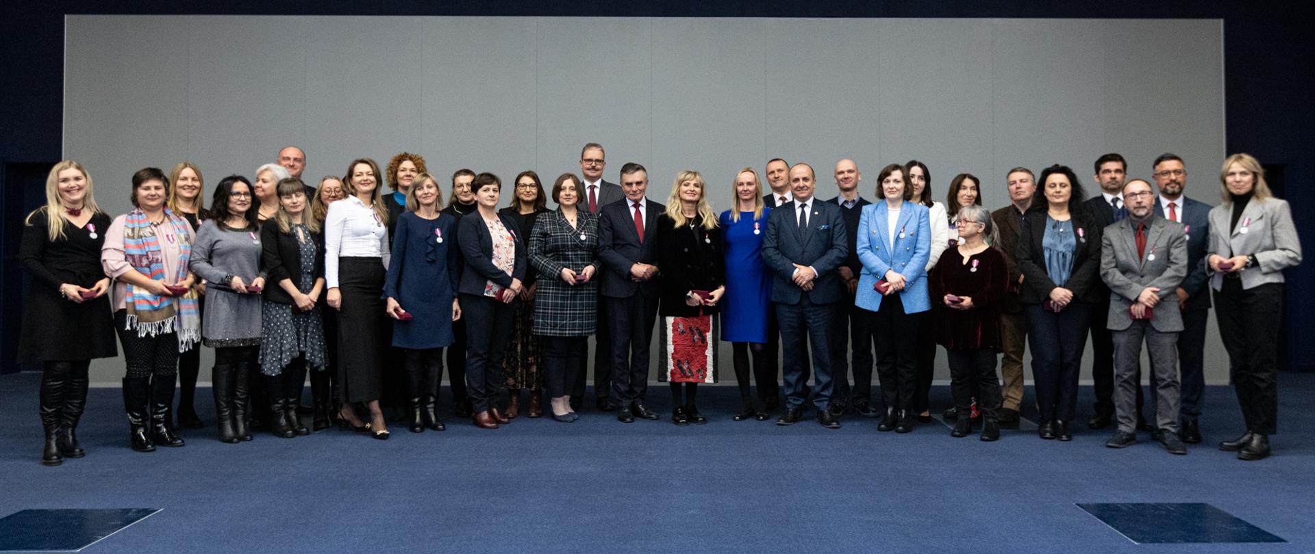 Zdjęcie grupowe odznaczonych.