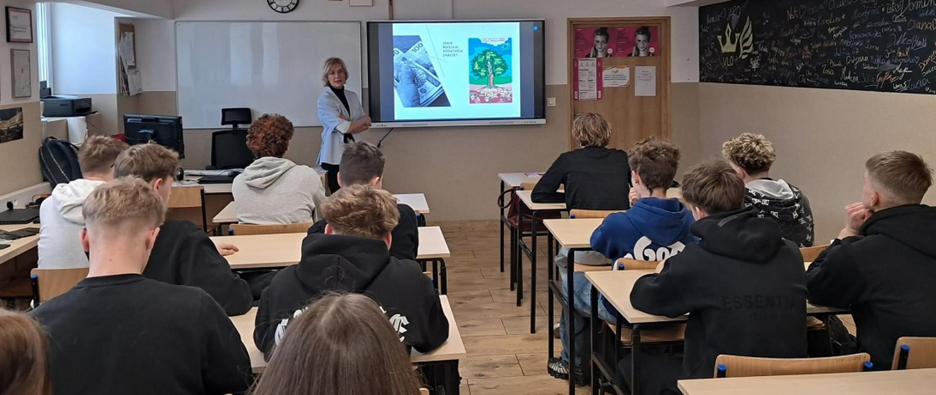 Edukatorzy Akademii Podlaskiej KAS prowadzą lekcje o systemie podatkowym w V LO w Białymstoku