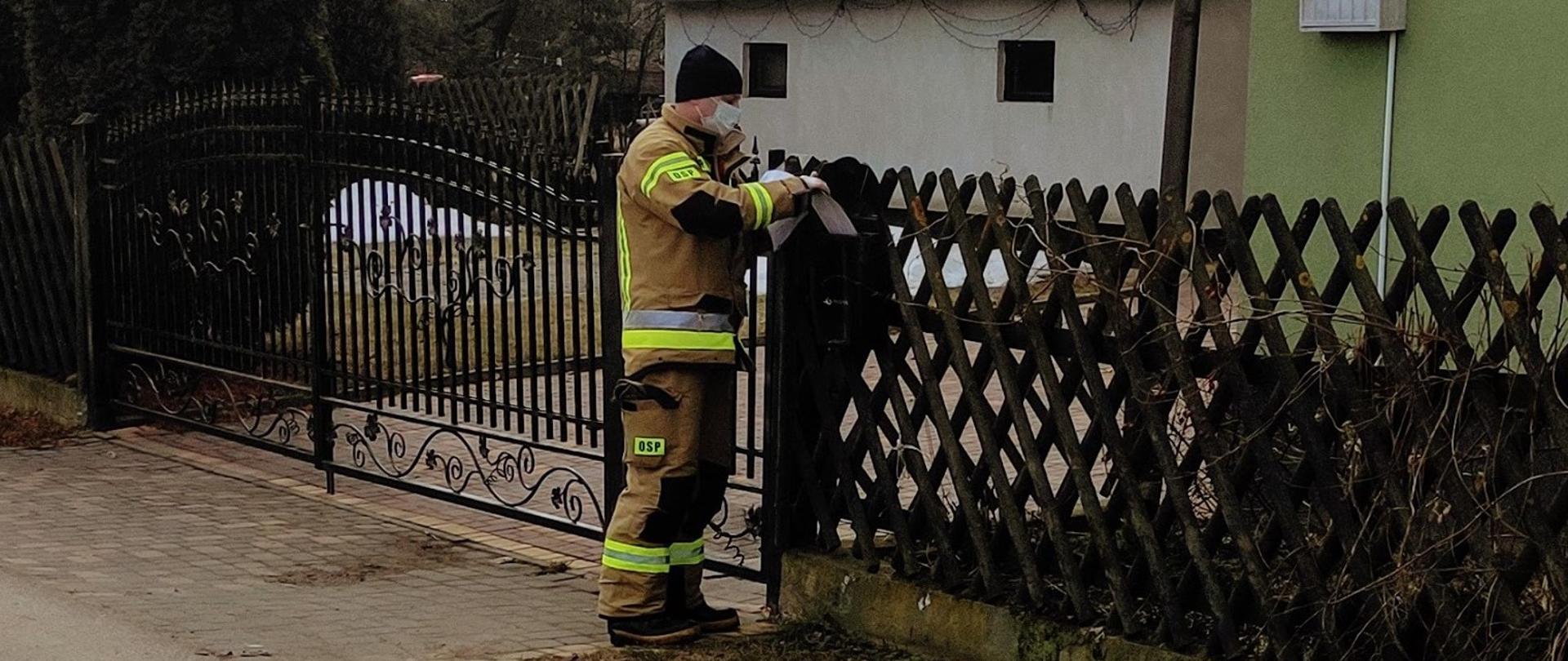Zdjęcie przedstawia jednostki OSP rozwożące ulotki po miejscowościach powiatu sokólskiego