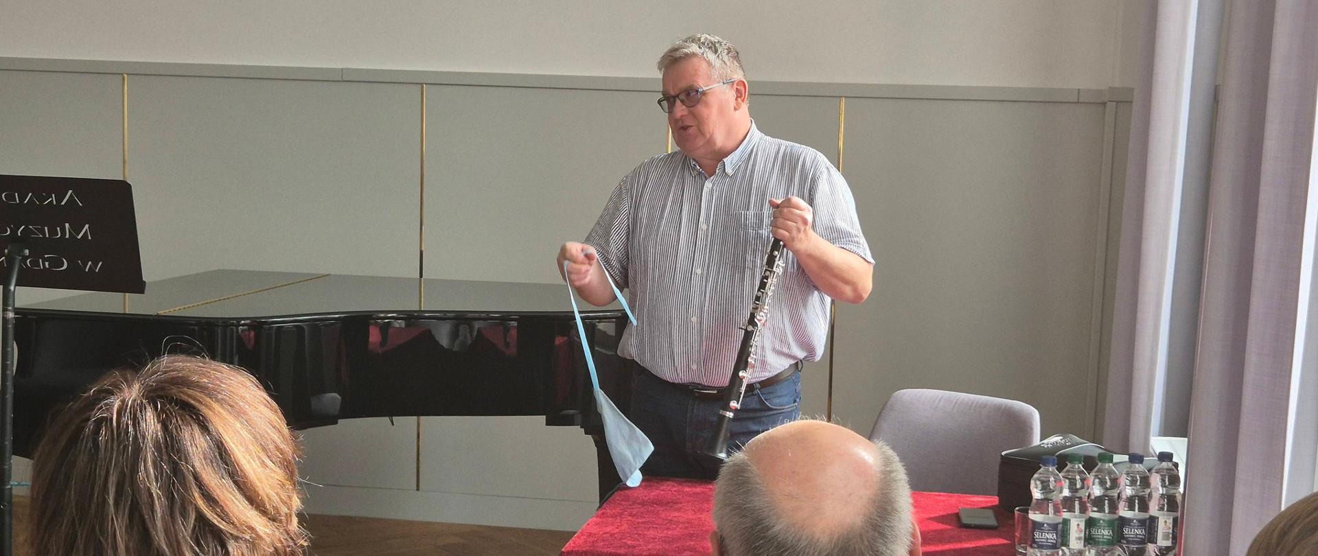 Wykładowca prezentuje instrument podczas warsztatów w sali AM w Gdańsku.