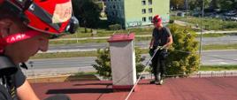 Strażak podczas ćwiczenia na dachu