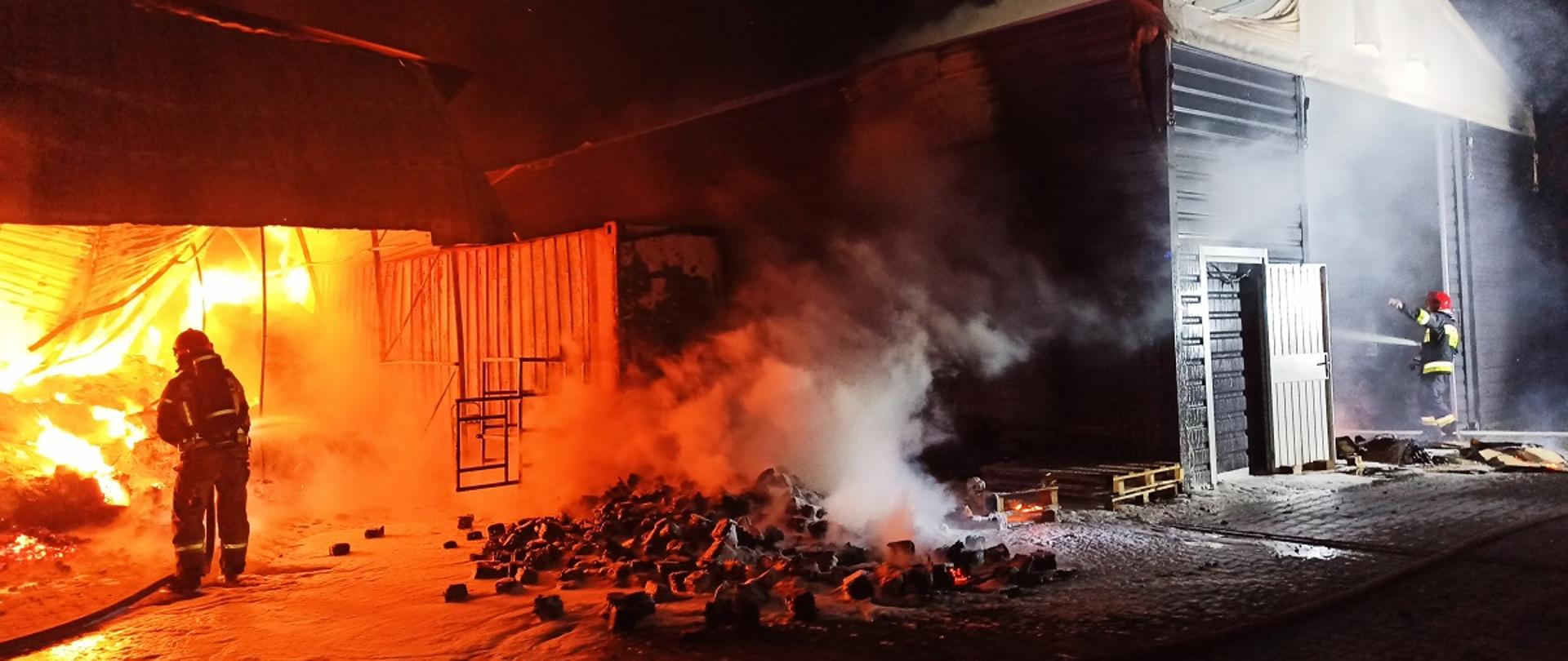 Na zdjęciu pożar hali produkcyjno-magazynowej w Suchym Dębie 