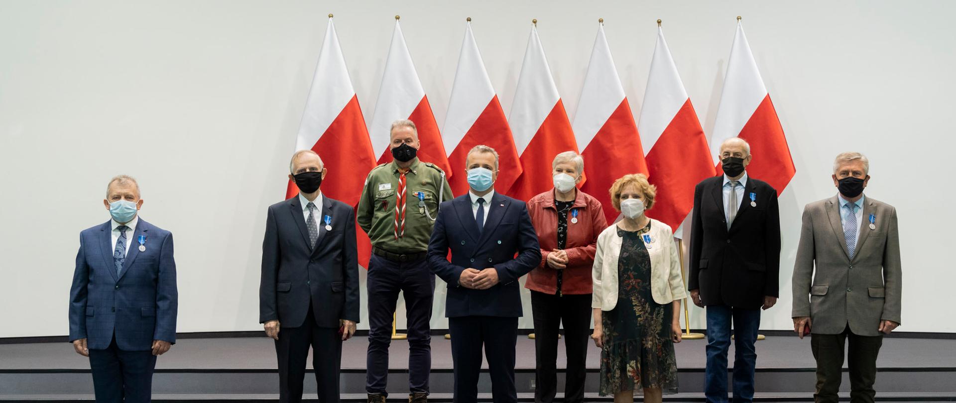 Fotografia zbiorowa uczestników uroczystości odznaczenia zasłużonych samorządowców Medalami Odzyskanej Niepodległości. 