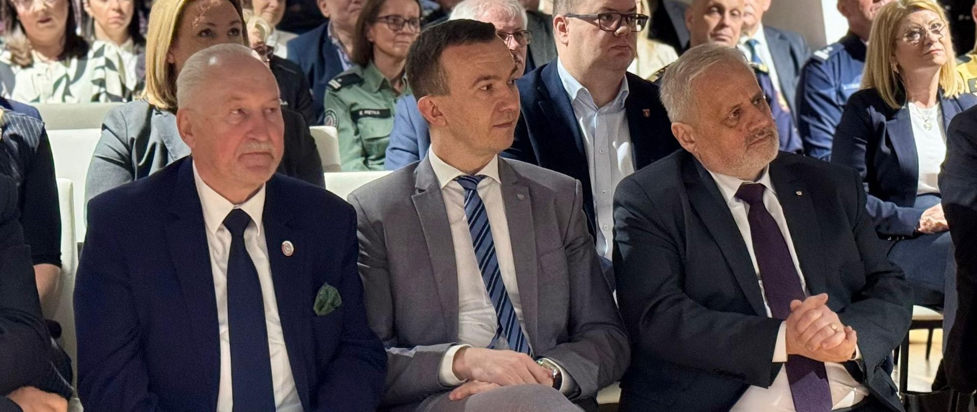 mężczyźni w garniturach, wicewojewodowie, siedzą na widowni