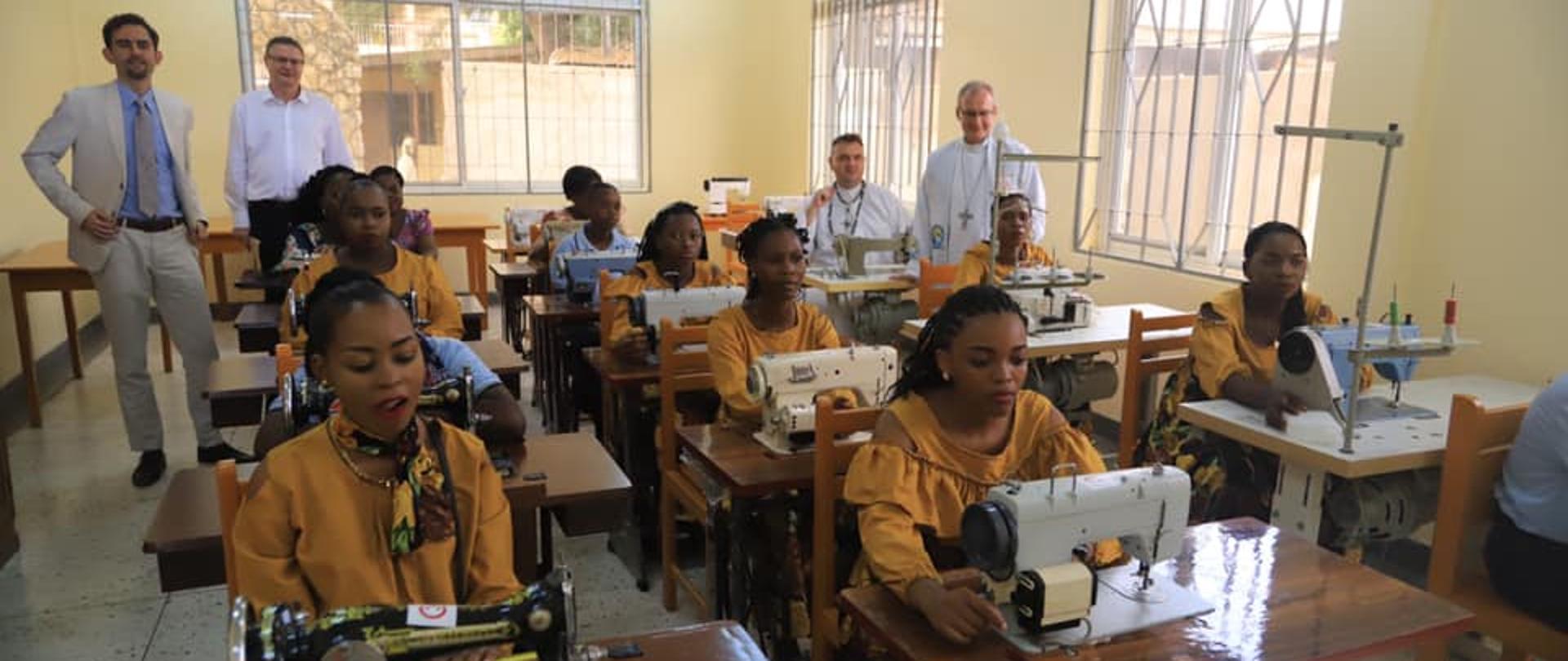 uczennice siedzą przy maszynach do szycia