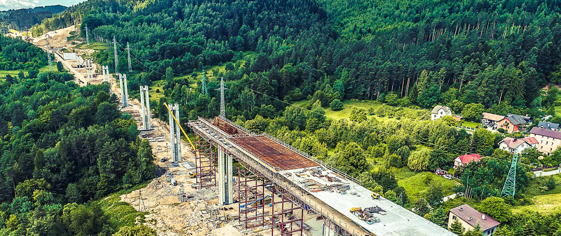 Fotografia lotnicza estakady nad ul. Zielona Góra i ul. Zielona o dł. ok. 940 m realizowanej w ramach budowy drogi ekspresowej S1 (dawniej S69) Bielsko-Biała — Żywiec — Zwardoń, odcinek Przybędza — Milówka.