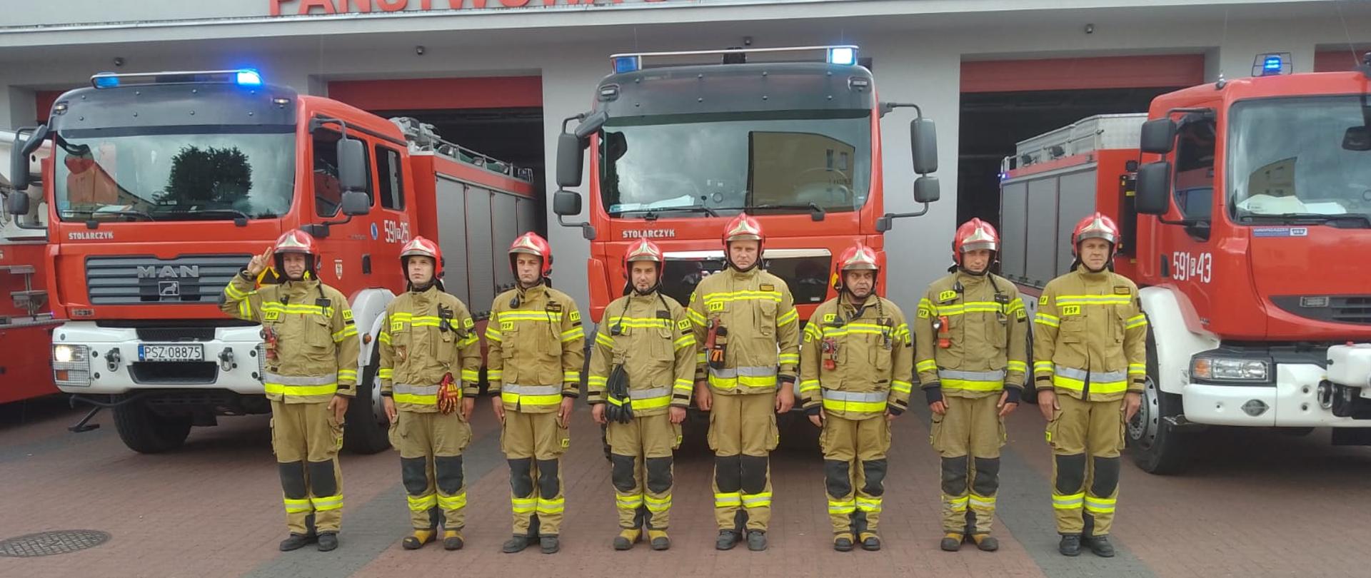 Widać strażaków podczas obchodów 78 rocznicy wybuchu powstania warszawskiego przed budynkiem straży, za nimi samochody strażackie