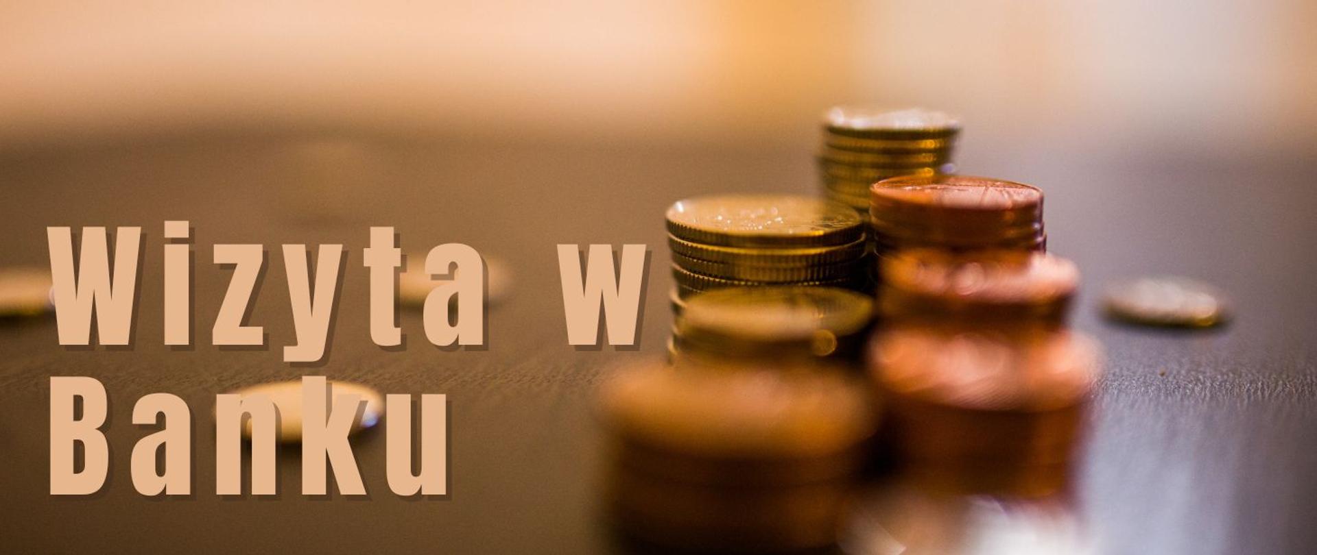 na tle monet napis wizyta w banku