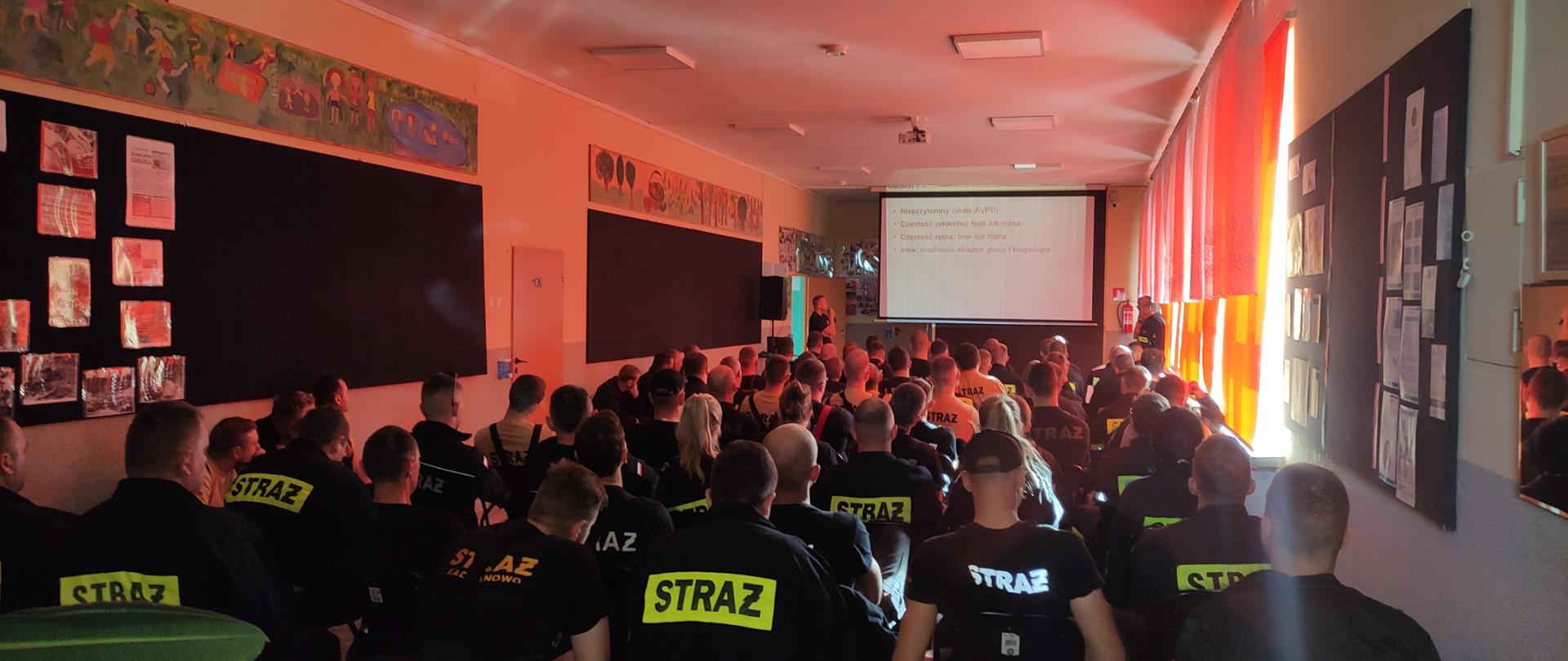 Zdjęcie przedstawia ochotników OSP podczas wykładu szkoleniowego. 