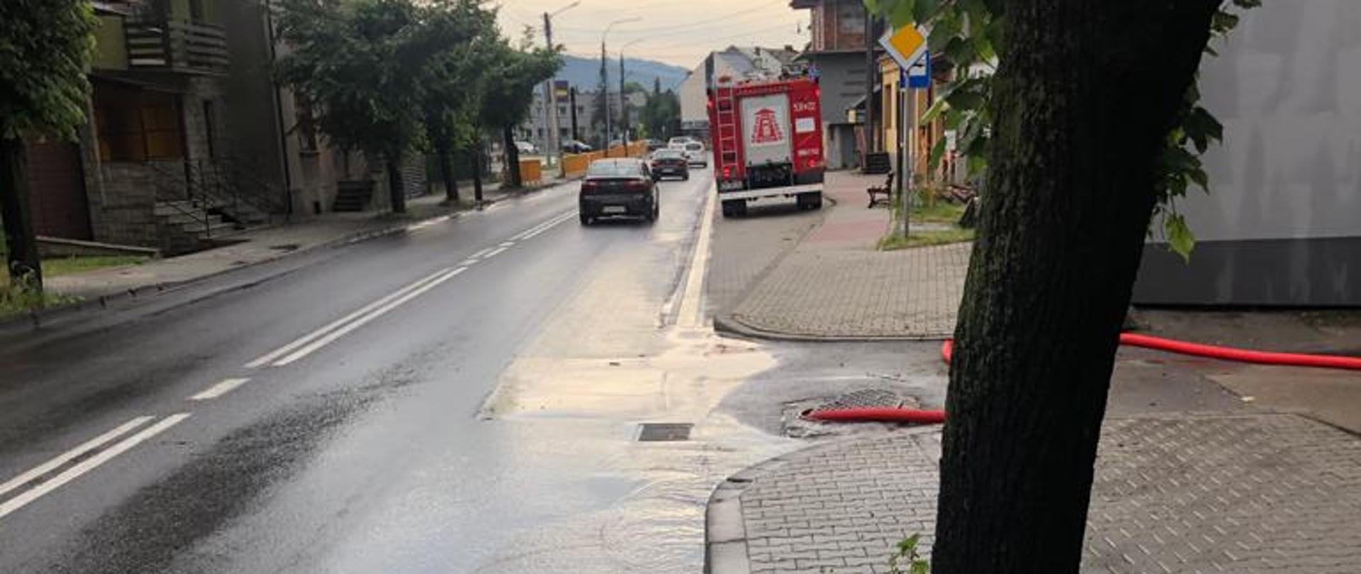 Zdjęcie przedstawia drogę krajową 28, na której stoi samochód pozarniczy