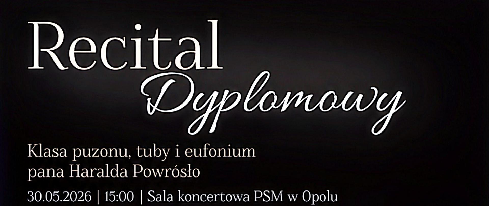 Plakat na jednolitym, czarnym tle. Głównym elementem wizualnym jest fotografia trzech uśmiechniętych muzyków, ubranych w eleganckie białe koszule i czarne spodnie. Każdy z nich trzyma lśniący instrument dęty blaszany: od lewej tubę, w środku puzon, a po prawej eufonium. Kompozycję dopełniają kontrastujące, białe napisy rozmieszczone wokół postaci: duży, ozdobny tytuł „Recital Dyplomowy” na górze oraz szczegółowe informacje o programie, uczestnikach, dacie (30.05.2026) i miejscu wydarzenia rozlokowane po bokach i u dołu plakatu.