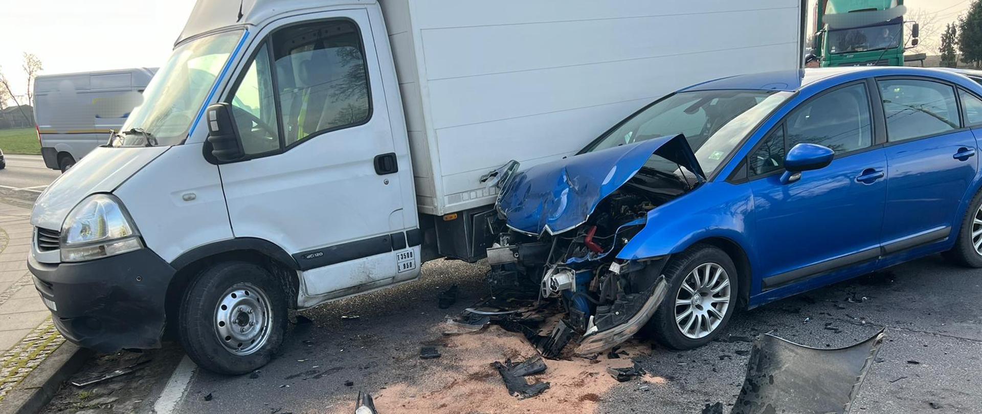 Dwa samochody po zderzeniu.