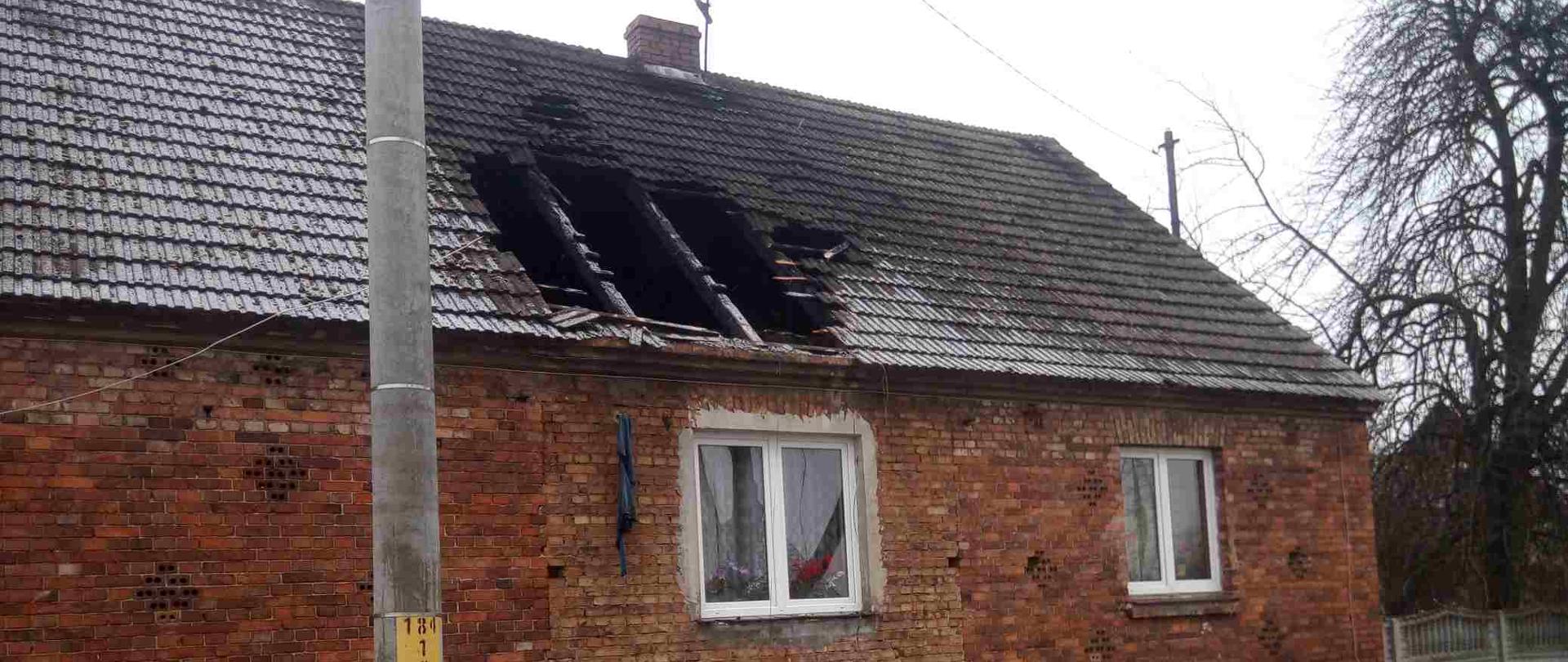 Ogień wybuchł w domu jednorodzinnym na użytkowym poddaszu. W pokoju uwieziona była szesnastoletnia dziewczyna, która zgłaszała pożar na nr 112 twierdziła, że nie może się z niego wydostać, ponieważ korytarz poddasza objęty jest pożarem, a okno szczytowe będące w pokoju nie otwiera się. 