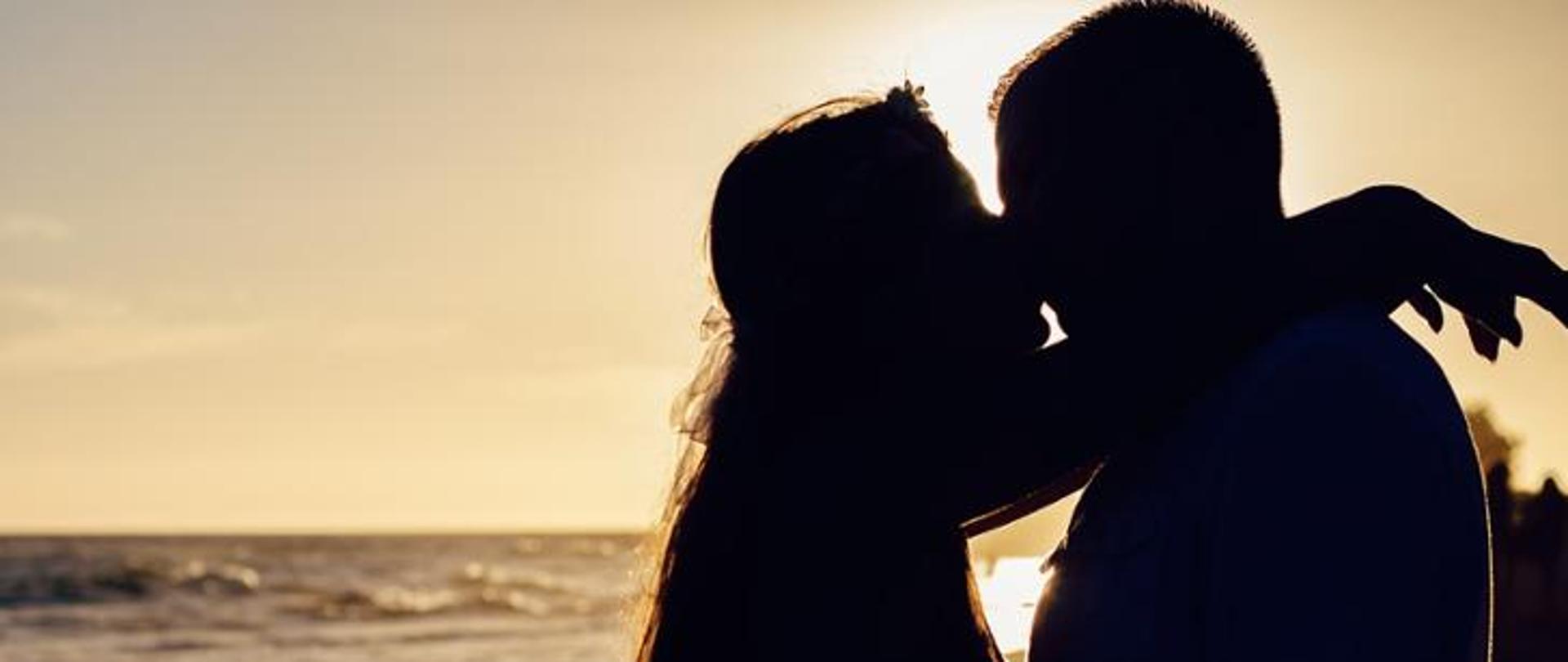 Dwoje ludzie na tle morza