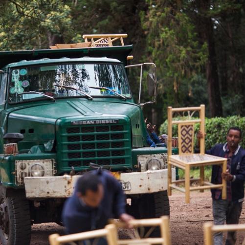 trwają prace rozładunkowe samochodu, który przywiózł meble