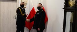 Pomorski komendant wojewódzki Państwowej Straży Pożarnej wręcza funkcjonariuszowi akt powierzenia obowiązków komendanta powiatowego Państwowej Straży Pożarnej w Malborku. 