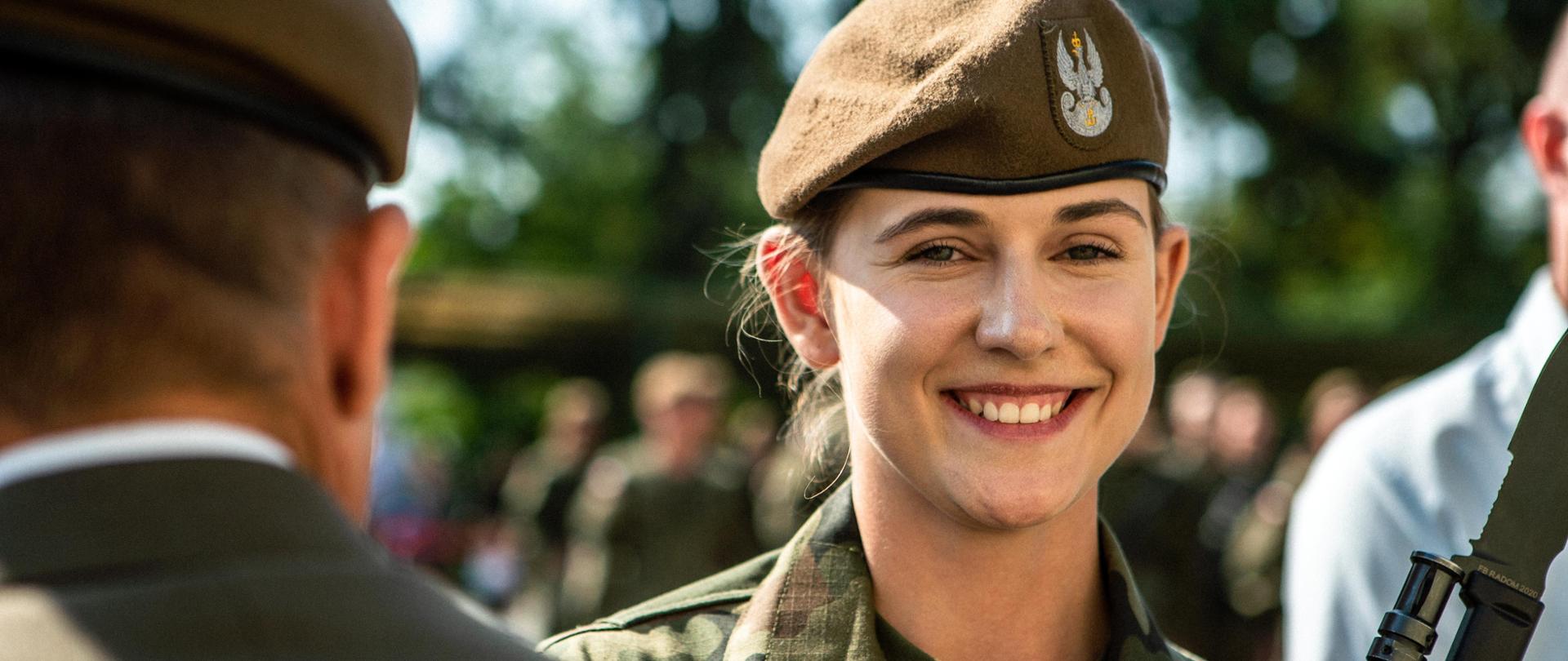 Radość żołnierzy z ukończenia szkolenia podstawowego 