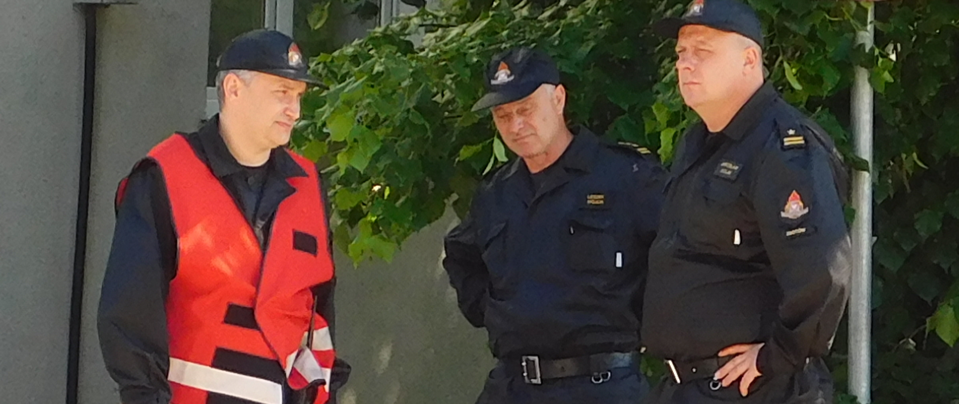 Komendant Powiatowy PSP w Złotowie mł.bryg. Jarosław Kołak oraz Z-ca Komendanta Powiatowego w Złotowie st.bryg. Leszek Wójcik i zastępca dowódcy JRG Złotów.