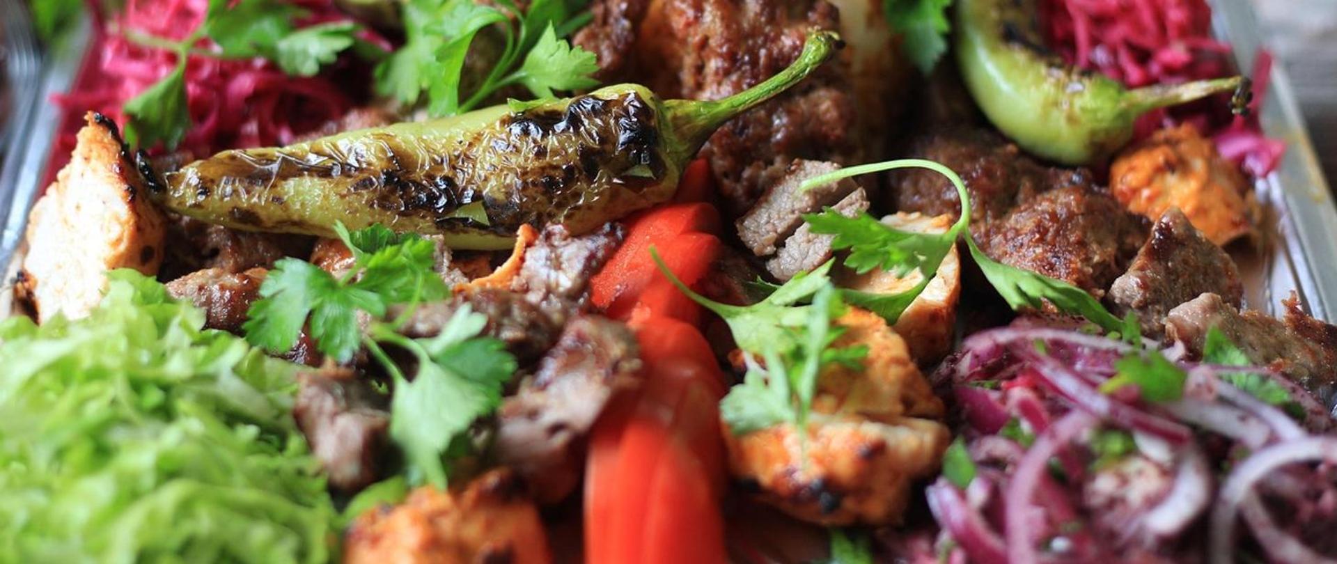 obrazek przedstawia jedzenie takie jak np mięso, papryczka chilli, zioła, marchew...