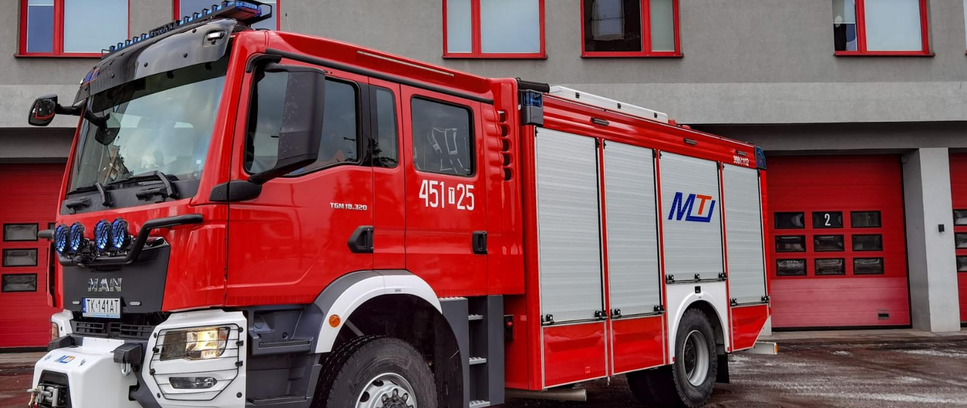 Na zdjęciu przed siedzibą JRG Nr 1 KP PSP w Ostrowcu Św. stoi zaparkowany nowy wóz bojowy MAN GCBA 5/40. Zdjęcie wykonane w porze dziennej