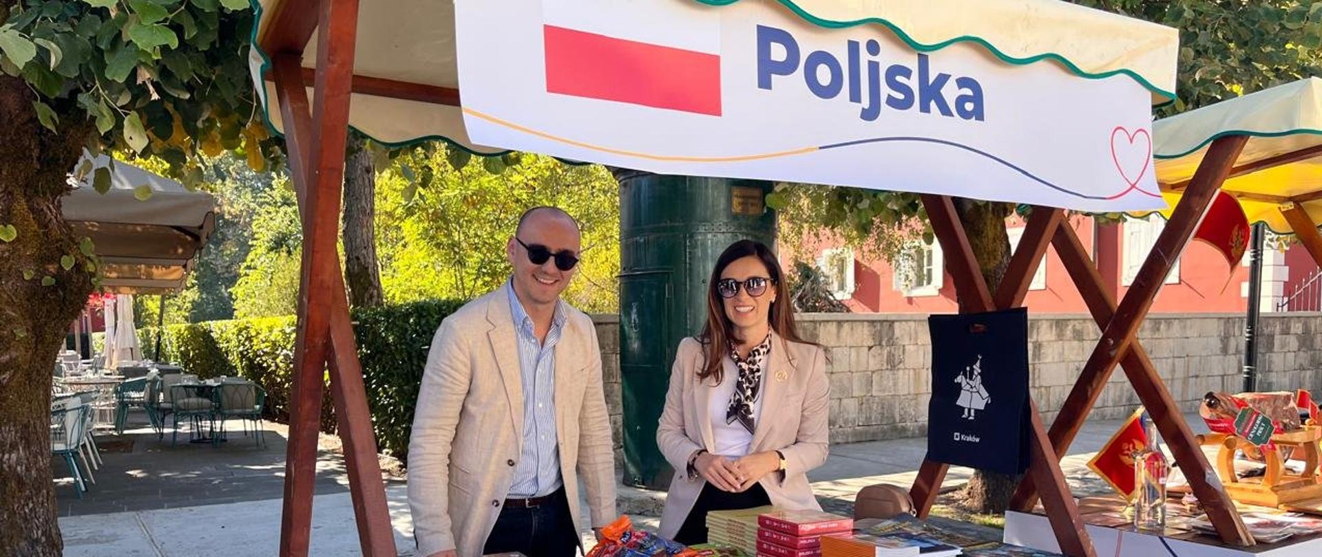 Polskie stoisko z produktami, 2 przedstawicieli Ambasady 