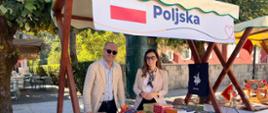 Polskie stoisko z produktami, 2 przedstawicieli Ambasady 
