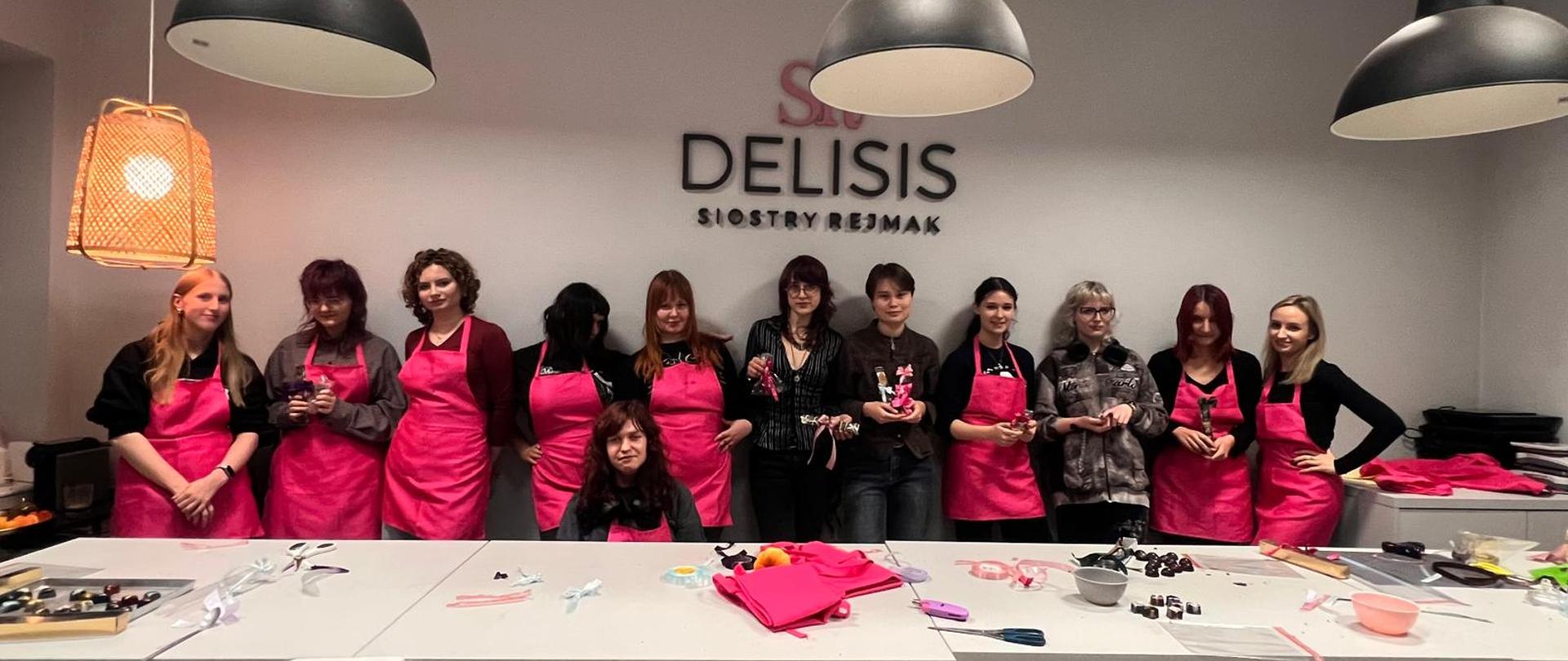 Grupowe zdjęcie uczniów PLSP podczas warsztatów cukierniczych