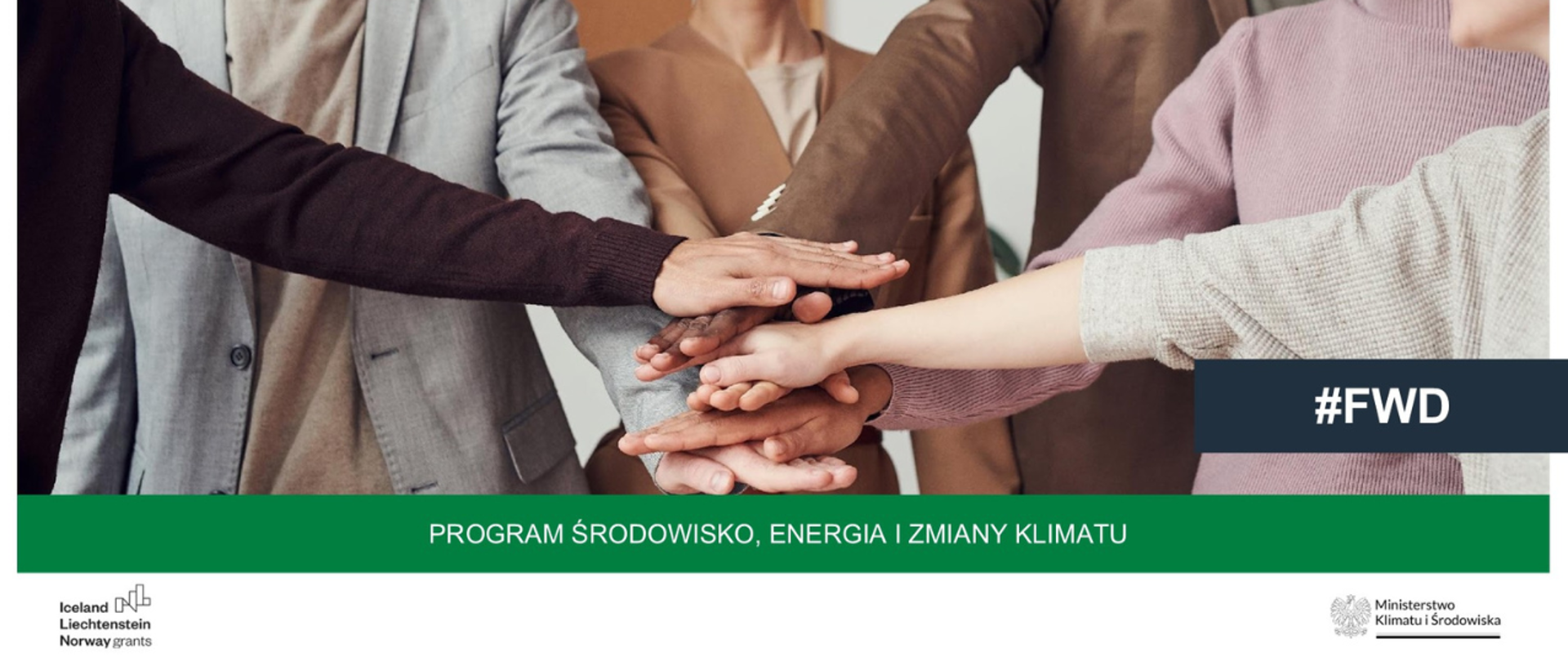 Widok połączonych rąk ludzi w geście "Jeden za wszystkich wszyscy za jednego" 