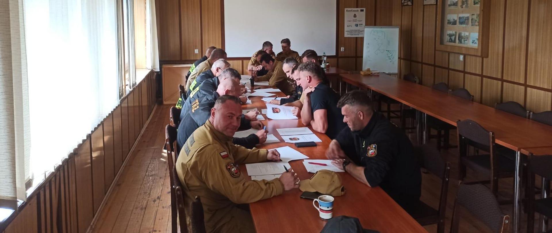 Strażacy podczas części teoretycznej egzaminu.