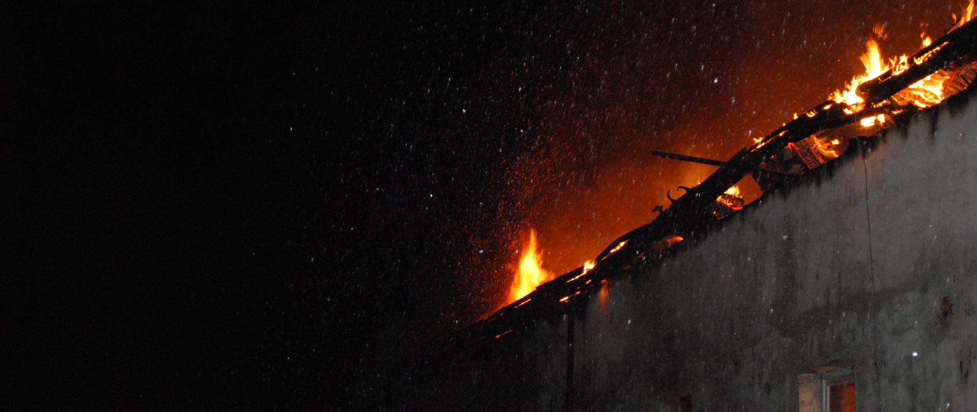 Zdjęcie przedstawia pożar hali