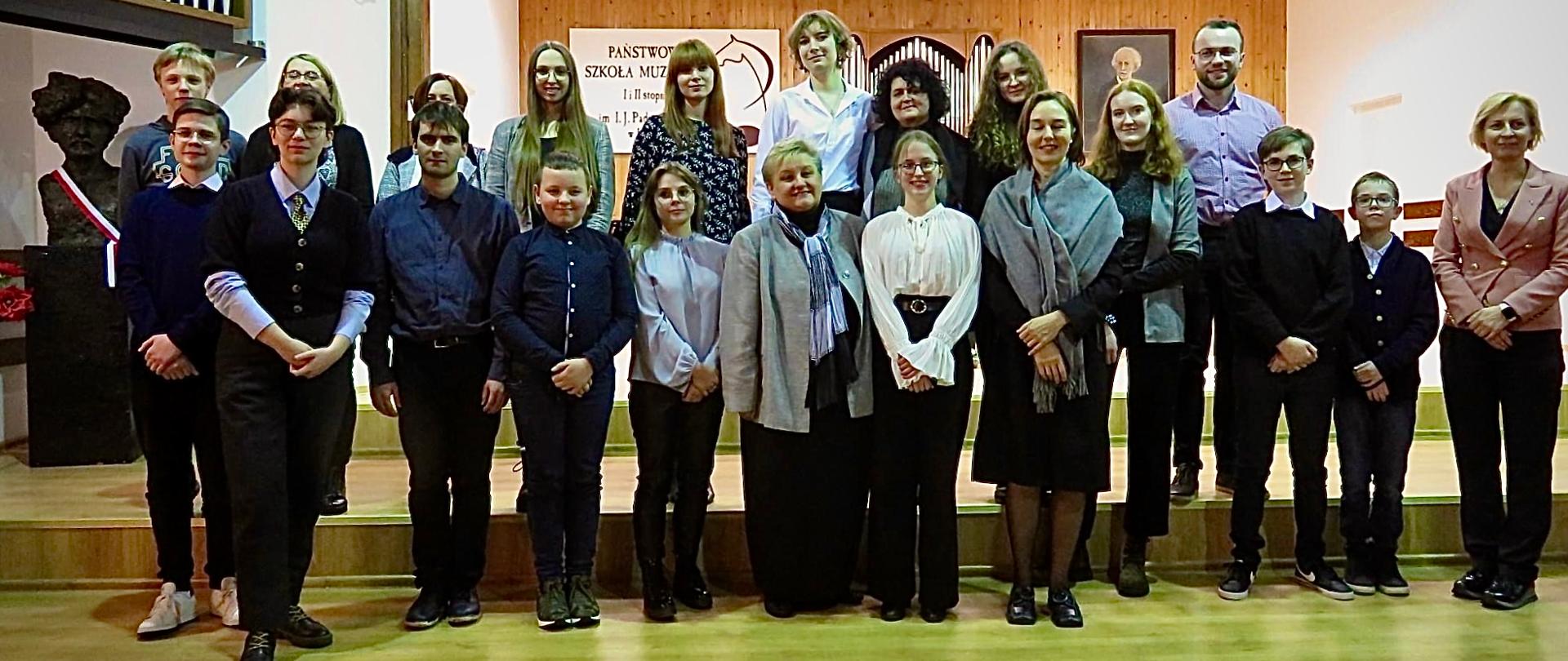 Uczestnicy konkursu stoją na scenie sali koncertowej PSM w Koninie