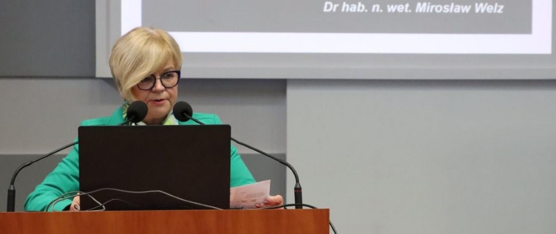 Wojewoda przemawia na szkoleniu w Boguchwale.